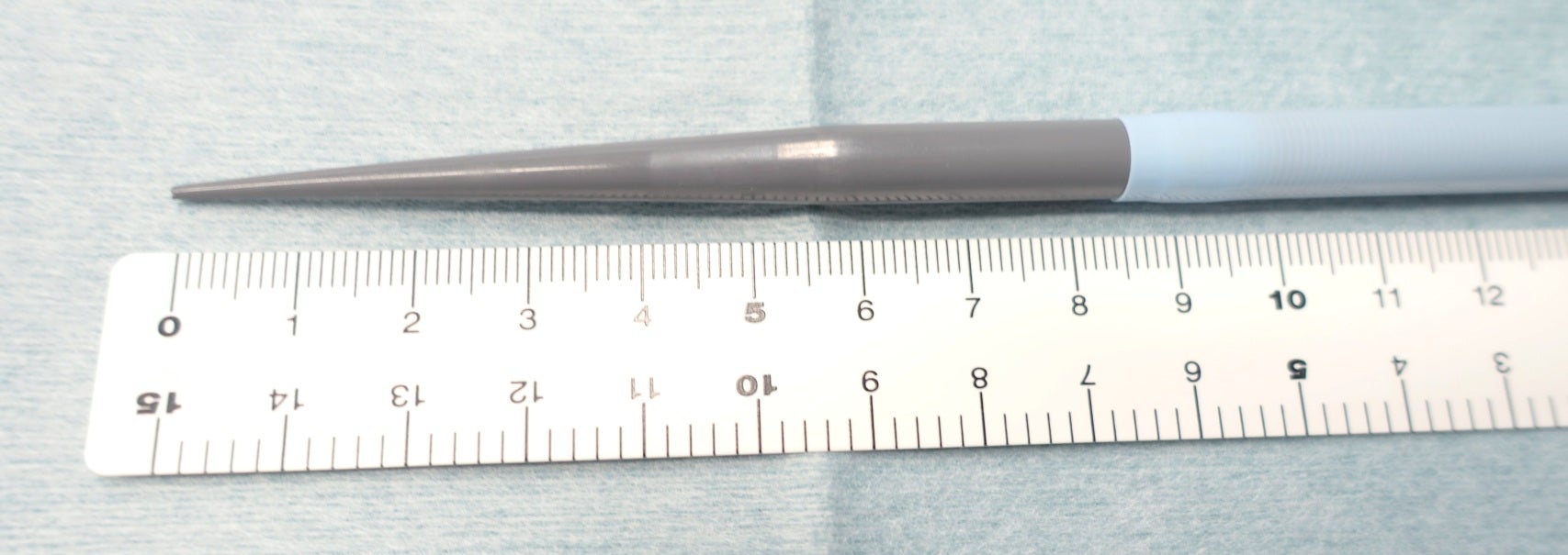 図4a 65 cmドライシースフレックスイントロデューサーシースのダイレーターを完全に挿入した状態