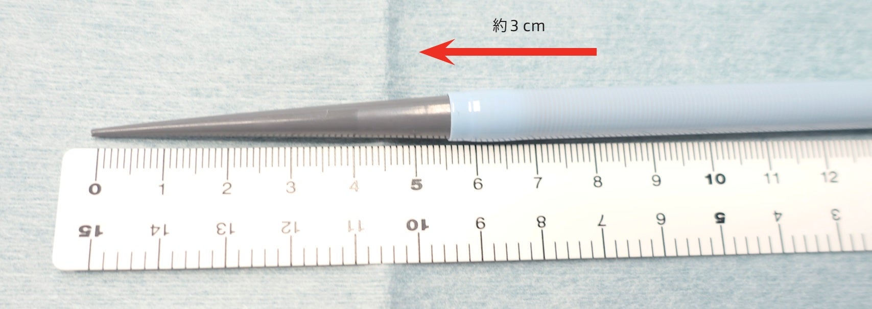 図4b 外筒のみ約3 cm進めた状態。約3 cmまではシースのみをダイレーターとの段差がない状態で進めることができる