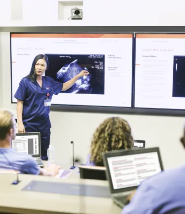 教えている女性