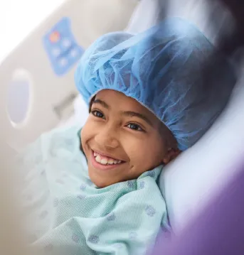 primo piano di una bambina sorridente in ospedale